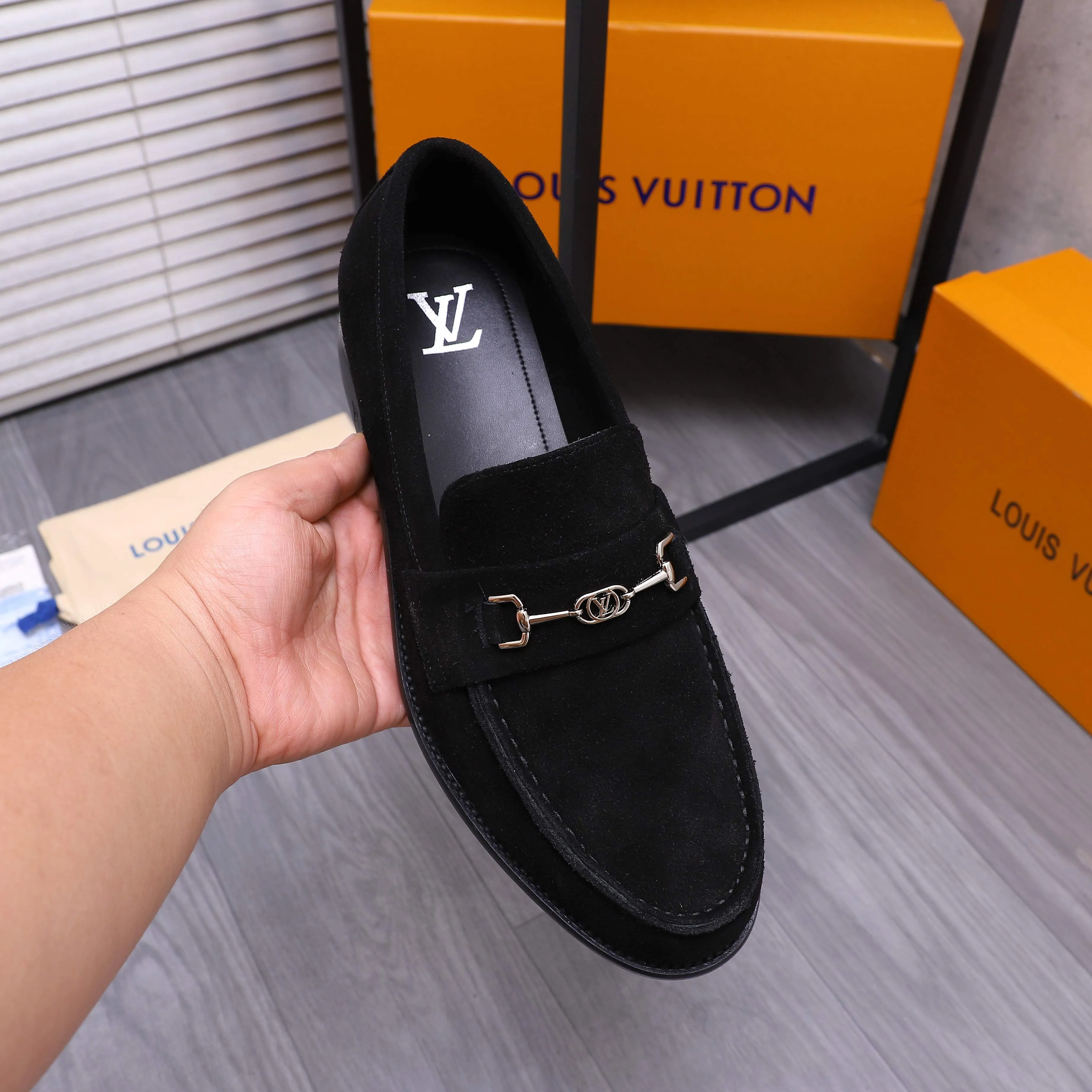 Men's shoes 💰660 Product trademark: LV [Louis Vuitton] business casual slip-on leather shoes, regular size. Size: 39-44 (38.45 custom-made, non-refundable) Product materials: Selected frosted cowhide upper, cowhide lining, original outsole